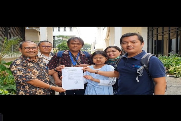 Komunitas Pasien Cuci Darah Indonesia bersama kuasa hukumnya usai mendaftarkan uji materi Perpres 75/2019 di Gedung MA Jakarta, Kamis (5/12). Foto: AID