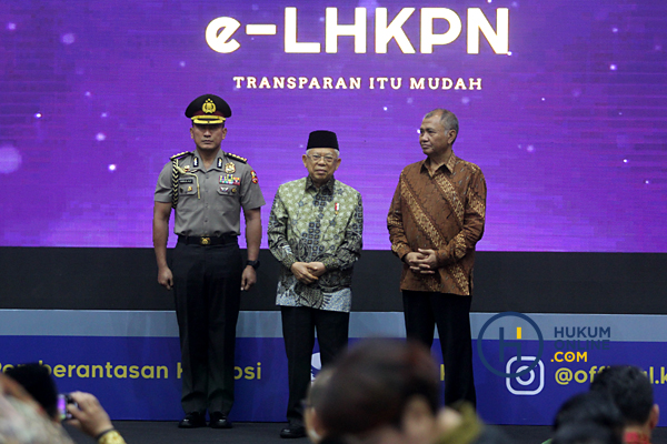 Ketua KPK Agus Rahardjo (kanan) mendampingi Wakil Presiden Ma'ruf Amin (tengah). Foto: RES