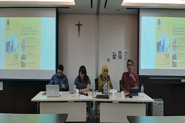 Sejumlah narasumber diskusi di Universitas Katolik Atma Jaya Jakarta, Kamis (13/12). Foto: AID