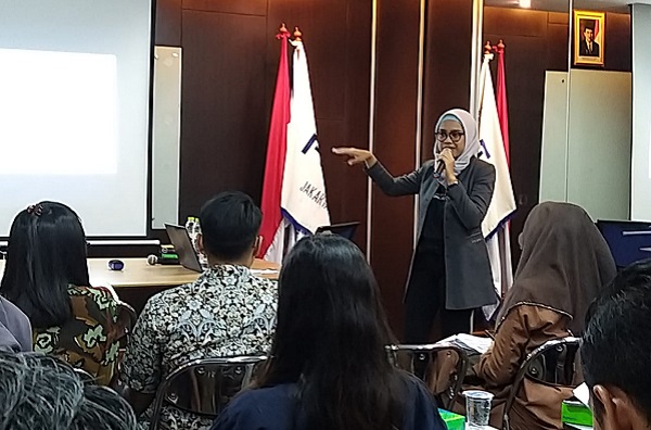 Manajer Klinik Hukum Hukumonline, Tri Jata Ayu Pramesti, dalam acara Legal Training DPC Peradi Jakarta Pusat, Jumat (6/12) lalu. Foto: FNH