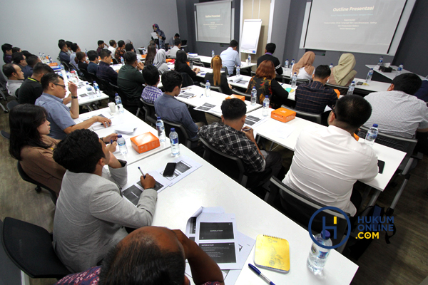 Suasana kelas PKPA Batch I yang digelar Hukumonline bekerja sama dengan PERADI dan Fakultas Hukum Universitas Yarsi . Foto: RES
