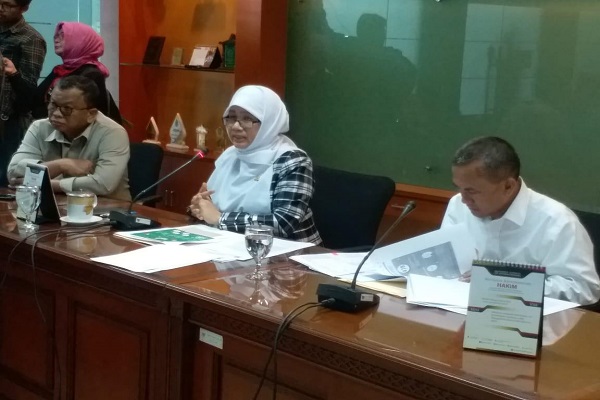 Komisioner KY Sukma Violetta saat menyampaikan kinerja KY selama 2019 didampingi Ketua KY Jaja Ahmad Jayus (kanan) di Gedun KY Jakarta, Kamis (26/12). Foto: Humas KY