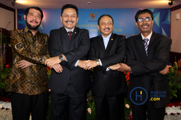 Ketua MK Anwar Usman (kiri) bersama Palguna, Hakim Konstitusi Suhartoyo dan Daniel Yusmic saat acara pisah sambut hakim konstitusi di Gedung MK Jakarta, Selasa (7/1/2020). Foto: RES  