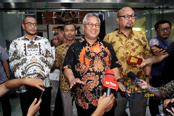 Ketua KPU Arif Budiman memberi keterangan pers didampingi komisioner KPU lain saat mendatangi gedung KPK, Rabu (8/1). Foto: RES