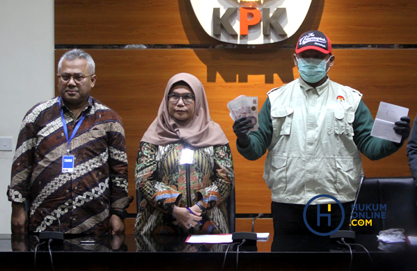 KPK Tunjukan Barang Bukti OTT Komisioner KPU 6.JPG