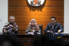 KPK Tunjukan Barang Bukti OTT Komisioner KPU 4.JPG