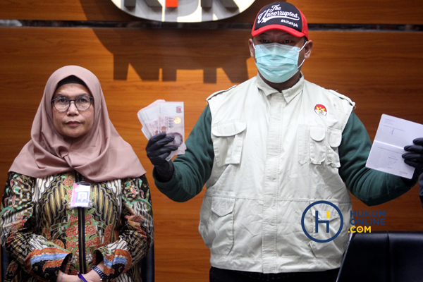 Wakil Ketua KPK Lili Pintauli Siregar dan penyidik KPK saat menunjukkan barang bukti suap komisioner KPU Wahyu Setiawan. Foto: RES