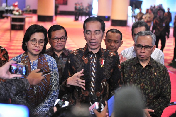 Presiden Jokowi usai menghadiri Pertemuan Tahunan Industri Jasa Keuangan Tahun 2020, di Grand Ballroom, The Ritz Carlton, Pacific Place Sudirman, Jakarta, Kamis (16/1). Foto: Humas Setkab