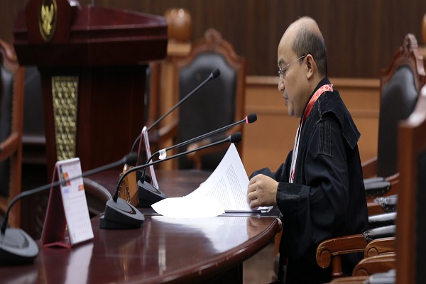Pemohon Ignatius Supriyadi saat membacakan permohonan pengujian UU MD3 di ruang sidang MK, Selasa (14/1). Foto: Humas MK