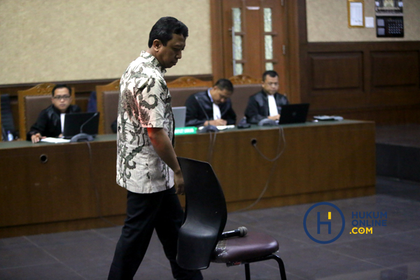 M. Romahurmuziy memperhatikan kursi yang akan dia tempati sebelum mendengarkan vonis dari Pengadilan Tipikor Jakarta, Senin (20/1). Foto: RES