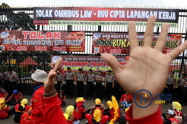 Buruh yang tergabung dalam Gerakan Buruh Bersama Rakyat (Gebrak) menggelar unjuk rasa menolak RUU Cipta Lapangan Kerja di Gedung DPR Jakarta, Senin (13/1). Foto: RES
