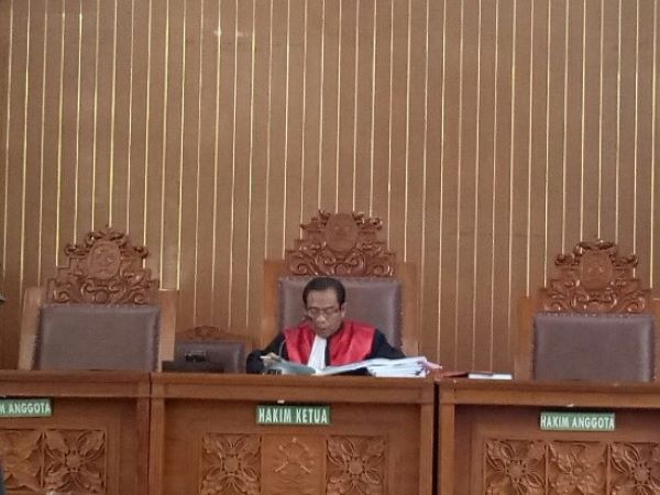 Hakim tunggal PN Jakarta Selatan, Ahmad Jaini, menolak permohonan praperadilan yang diajukan Nurhadi Cs. Foto: AJI