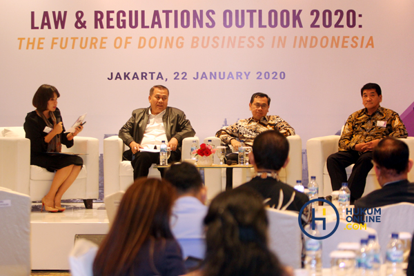 Sejumlah narasumber dalam diskusi panel bertajuk 'Law and Regulations Outlook 2020: The Future of Doing Business in Indonesia