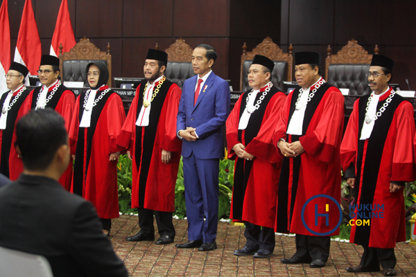 Presiden Joko Widodo bersama para hakim konstitusi saat penyampaian Laporan Tahunan MK Tahun 2019 di Gedung MK Jakarta, Selasa (28/1). Foto: RES