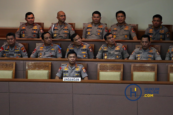 Kapolri Jenderal (Pol) Idham Azis bersama jajarannya di Gedung Parlemen Jakarta. Foto: RES 