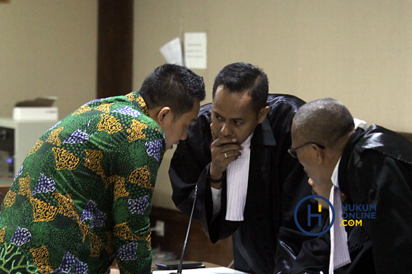 Miftahul Ulum (mengenakan kemeja batik) berdiskusi dengan pengacaranya di Pengadilan Tipikor Jakarta. Foto: RES
