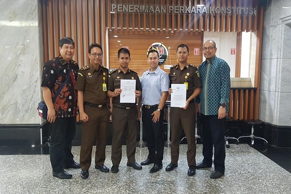 Sejumlah anggota Persatuan Jaksa Indonesia (PJI) usai mendaftarkan pengujian UU Jabatan Notaris di Gedung MK, Senin (10/2). Foto: Istimewa 