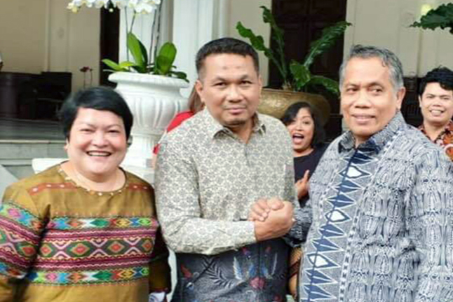 Ketua Umum PERADI, Dr. Luhut M.P. Pangaribuan, S.H., LLM bersama dengan Ketua Panitia Pengarah, Imam Hidayat, dan Lamria Siagian. Foto: istimewa. 