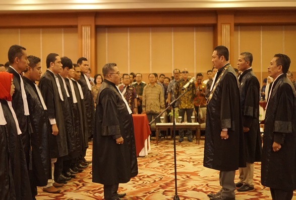 Presiden KAI Tjoetjoe Sandjaja Hernanto saat melantik Ainuddin sebagai Ketua DPD KAI NTB dan jajarannya. Foto: KAI