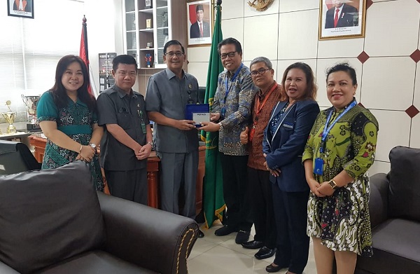 NMCC Sukses, DPN PERADI Beri Kenang-kenangan ke PN Jakarta Barat