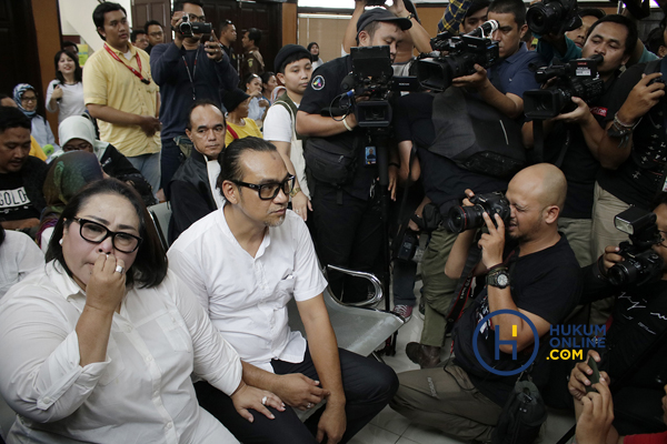 Jurnalis ketika meliput sidang kasus narkoba artis Nunung dan suaminya. Foto: RES