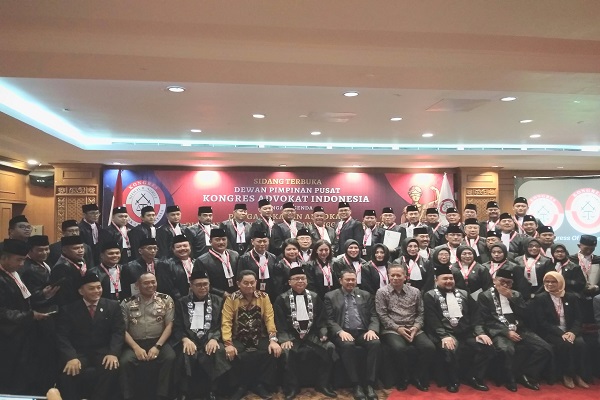 Sejumlah Pengurus Pusat KAI berfoto bersama dengan 53 advokat baru usai sidang terbuka pengangkatan calon advokat di Jakarta, Kamis (27/2). Foto: RFQ 