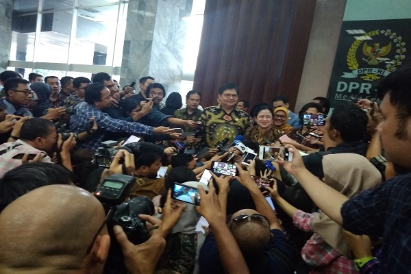 Menko Perekonomian Airlangga Hartarto dan Ketua DPR Puan Maharani saat memberi keterangan pers usai penyerahan naskah akademik dan draf RUU Cipta Kerja di Gedung DPR, Rabu (12/2) lalu. Foto: RFQ