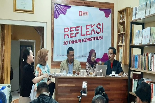 Sejumlah narasumber diskusi bertajuk 'Pasal-Pasal Inkonstitusional RUU Cipta Kerja' di Kantor KoDe Inisiatif Jakarta, Kamis (5/3). Foto: AID 