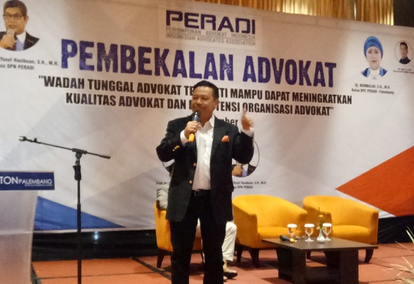 Ketua Dewan Pembina Peradi, Prof. Dr. Otto Hasibuan dalam acara Pembekalan Advokat. Foto: istimewa.