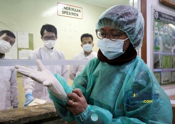 Ilustrasi perawat yang sedang menangani pasien terinfeksi virus corona. Foto: RES