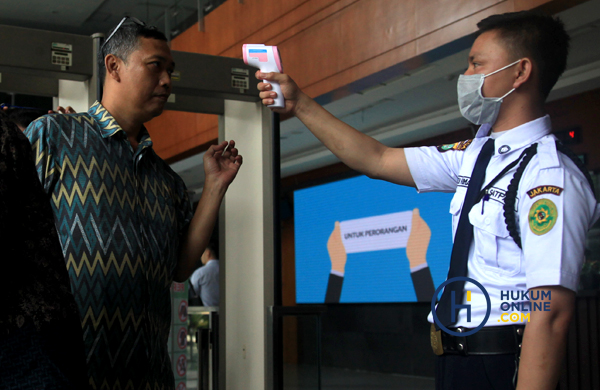 Pengecekan dan pemeriksaan suhu tubuh setiap pengunjung di PN Jakarta Pusat untuk mencegah penyebaran virus corona. Foto ilustrasi: RES