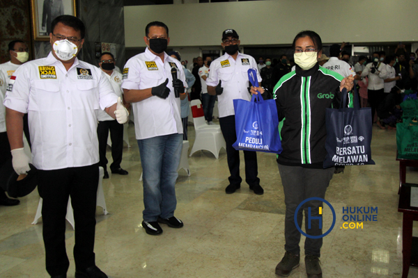 MPR Bagikan Masker dan Hand Sanitaizer Kepada Masyarakat 1.JPG