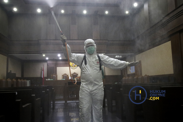 Ilustrasi penyemprotan disinfektan di salah satu ruang sidang pengadilan. Dua warga Surabaya mengajukan uji materi UU yang mengatur rahasia kedokteran ke MK. Foto: RES
