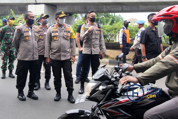 Kapolda Metro Jaya Pantau Kangsung Pelaksanaan PSBB di Jakarta 5.JPG