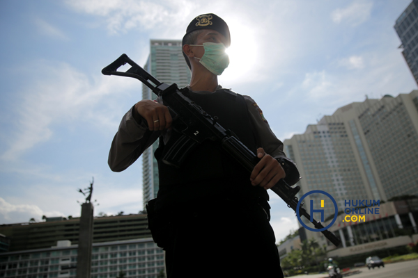 Seorang anggota kepolisian berjaga di kawasan Bundaran Hotel Indonesia Jakarta Pusat setelah DKI Jakarta ditetapkan sebagai daerah PSBB. Foto: RES