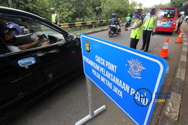 Cek poin pemeriksaan kendaraan saat PSBB di Jakarta. Foto: RES