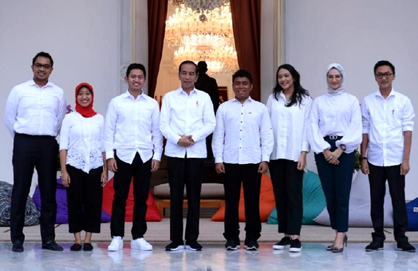 Presiden Joko Widodo sewaktu memperkenalkan staf khususnya dari kalangan milenial. Foto: Biro Pers Sekretariat Presiden. 