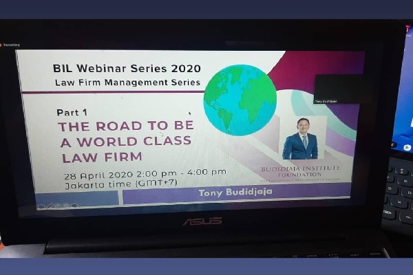 Acara Webinar Series 2020, Law Firm Management Series bertajuk 'The Road To Be A World Class Law Firm', Selasa (28/4). Foto: AID