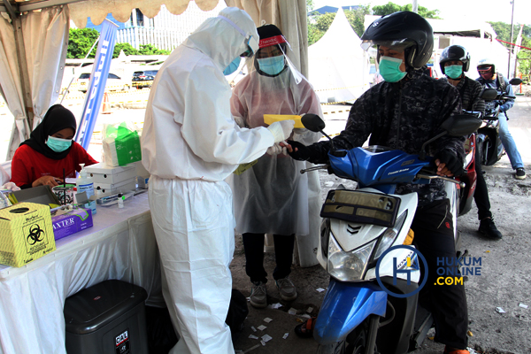 Ilustrasi pelayanan kepada warga dalam masa pandemi Covid-19. Foto rapid test di Jakarta Selatan. Foto: RES