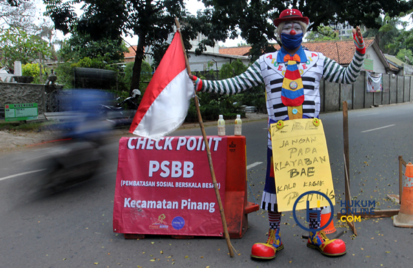 Aksi Badut Kampanye PSBB 3.JPG