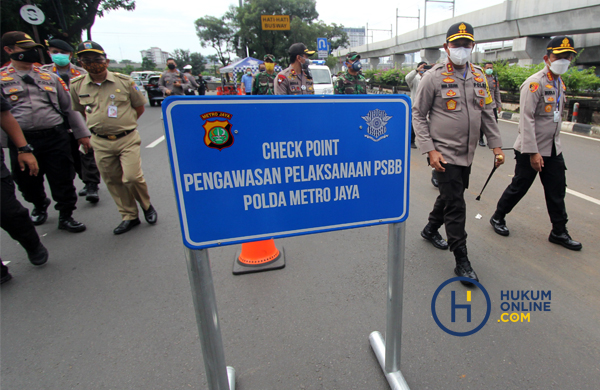 Pengawasan penerapan PSBB di Jakarta. Foto: RES