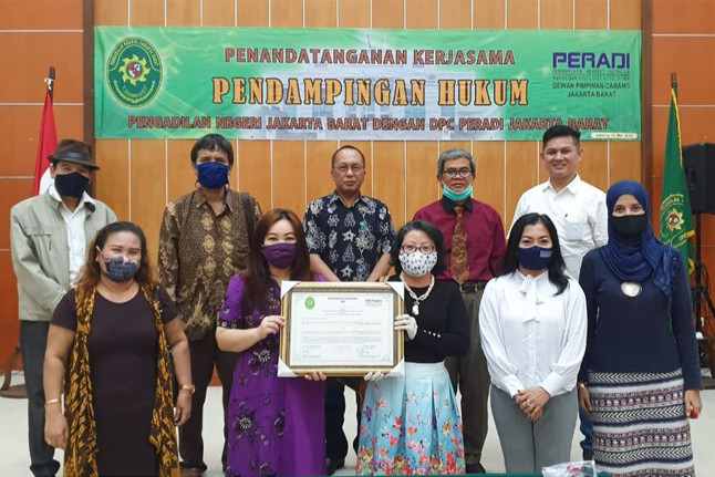  DPC Peradi menandatangani perjanjian kerja sama bantuan atau pendampingan hukum dengan PN Jakarta Barat pada Selasa (12/5). Foto: istimewa.