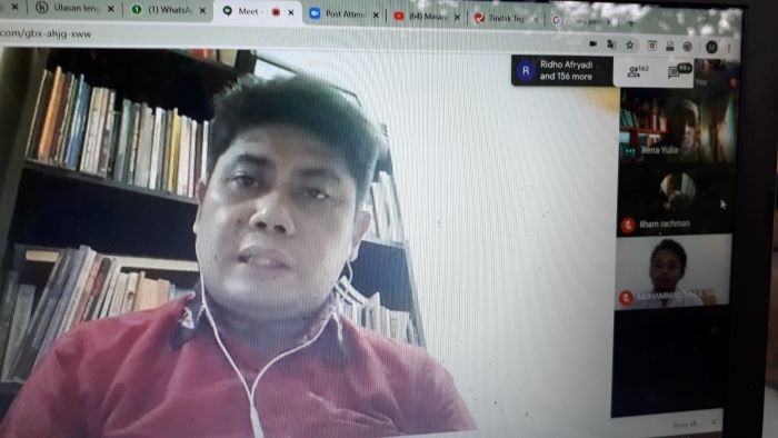 Daddy Fahmanadie, dosen FH Universitas Lambung Mangkurat Banjarmasin, dalam diskusi daring tentang bullying. Foto: MYS