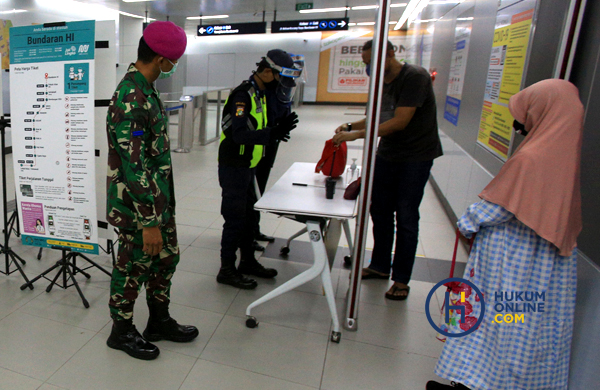 Ilustrasi petugas berjaga saat menerapkan new normal di tempat umum. Foto: RES