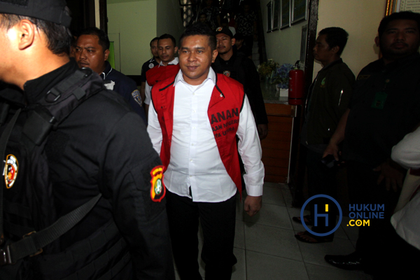 Dua terdakwa penyerang Novel Baswedan saat akan menjalani persidangan. Foto: RES