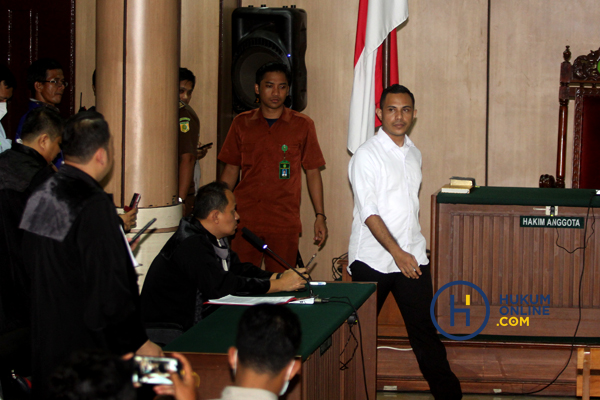 Tim jaksa dan salah satu terdakwa penyerang Novel Baswedan saat hendak menjalani sidang perdana di ruang sidang PN Jakarta Utara. Foto: RES