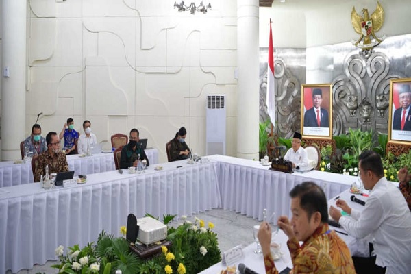 Wakil Presiden KH Maâ€™ruf Amin dalam rapat konsolidasi data kemiskinan di Kantor Wapres, Jakarta, Kamis (25/4). Foto: Humas Kominfo