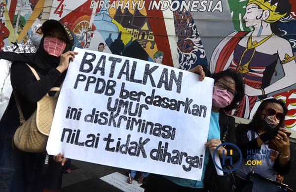 Demo Kemendikbud Orang Tua Siswa Protes Syarat Usia PPDB DKI Jakarta 1.JPG