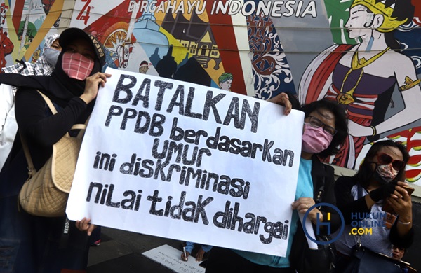 Sejumlah orang tua murid yang tergabung dalam Forum Relawan PPDB DKI 2020 menggelar aksi demonstrasi di depan Kantor Kementerian Pendidikan dan Kebudayaan, Jakarta, Senin (29/6).  Foto: RES