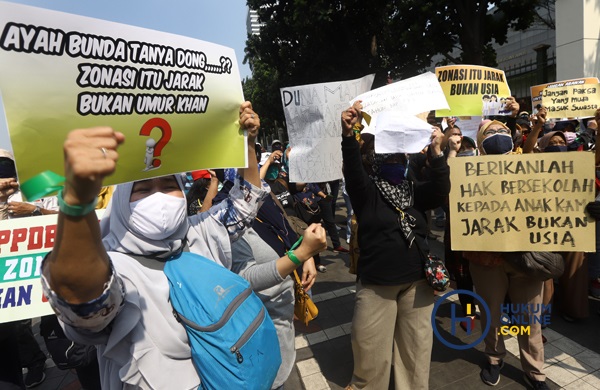 Sejumlah orang tua murid yang tergabung dalam Forum Relawan PPDB DKI 2020 menggelar aksi demonstrasi di depan Kantor Kementerian Pendidikan dan Kebudayaan, Jakarta, Senin (29/6). Foto: RES